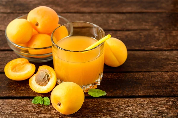 Taze suyu kayısı ve kayısı ahşap tablo.