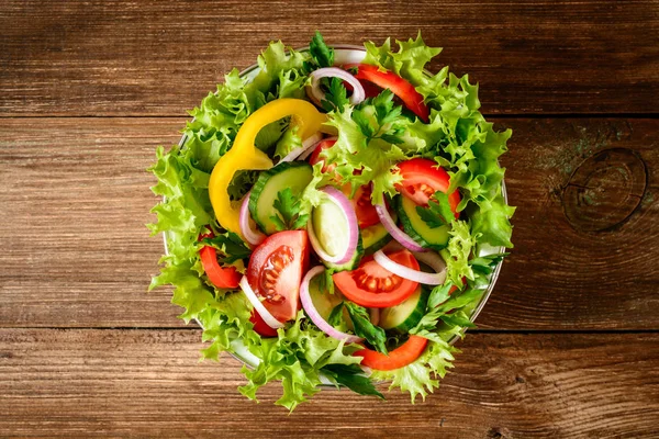 Ensalada de verduras frescas con verduras en mesa de madera . —  Fotos de Stock