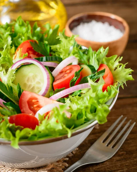 Frischer Gemüsesalat mit Gemüse auf Holztisch. — Stockfoto