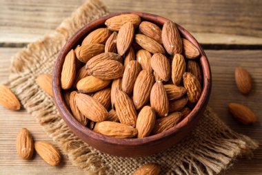 badem ahşap arka plan üzerinde seramik kase