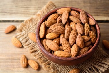 badem ahşap arka plan üzerinde seramik kase