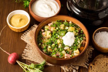 Okroshka. Sosis, sebze ve Kvas kase ahşap arka plan üzerinde geleneksel Rus yaz soğuk çorba.