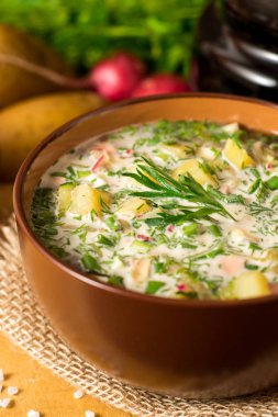 Okroshka. Sosis, sebze ve Kvas kase ahşap arka plan üzerinde geleneksel Rus yaz soğuk çorba.