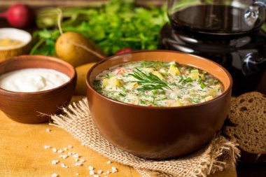 Okroshka. Sosis, sebze ve Kvas kase ahşap arka plan üzerinde geleneksel Rus yaz soğuk çorba.