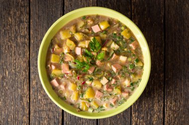 Okroshka. Sosis, sebze ve Kvas kase ahşap arka plan üzerinde geleneksel Rus yaz soğuk çorba.