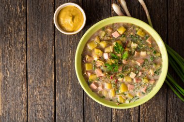 Okroshka. Sosis, sebze ve Kvas kase ahşap arka plan üzerinde geleneksel Rus yaz soğuk çorba.