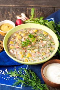 Okroshka. Sosis, sebze ve Kvas kase ahşap arka plan üzerinde geleneksel Rus yaz soğuk çorba.