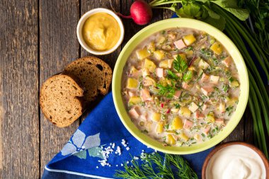 Okroshka. Sosis, sebze ve Kvas kase ahşap arka plan üzerinde geleneksel Rus yaz soğuk çorba.