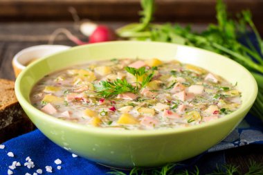 Okroshka. Sosis, sebze ve Kvas kase ahşap arka plan üzerinde geleneksel Rus yaz soğuk çorba.