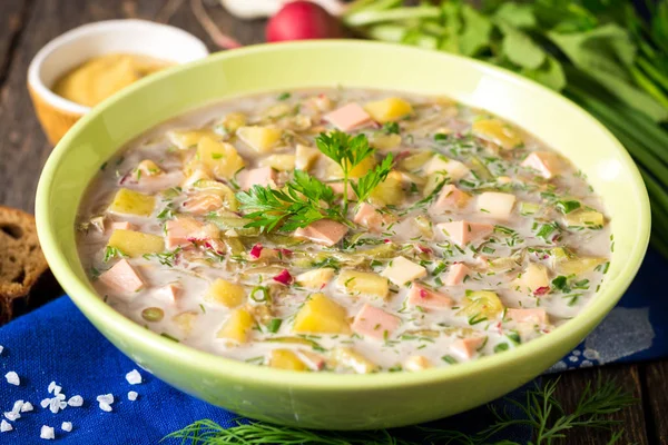 Okroshka. Sosis, sebze ve Kvas kase ahşap arka plan üzerinde geleneksel Rus yaz soğuk çorba.