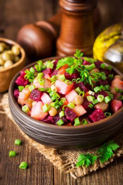 Vinegret - geleneksel Rus sebze salatası.