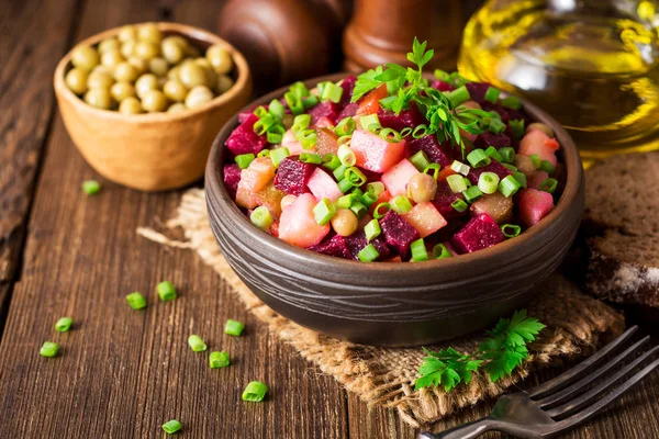 Vinegret - geleneksel Rus sebze salatası. — Stok fotoğraf