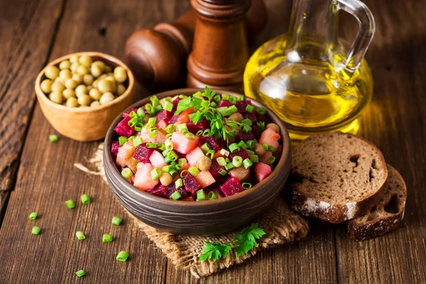 Vinegret - ensalada tradicional de verduras rusas . — Foto de Stock