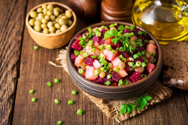 Vinegret - geleneksel Rus sebze salatası. — Stok fotoğraf