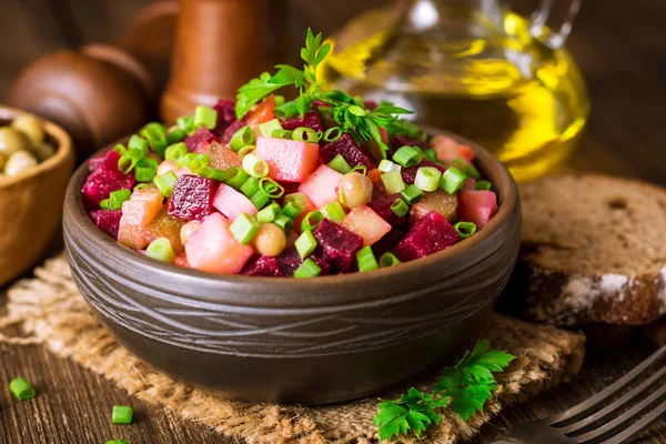 Vinegret - ensalada tradicional de verduras rusas . — Foto de Stock