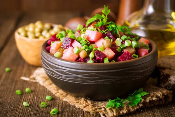 Vinegret - geleneksel Rus sebze salatası. — Stok fotoğraf