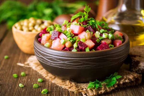 Vinegret - ensalada tradicional de verduras rusas . — Foto de Stock