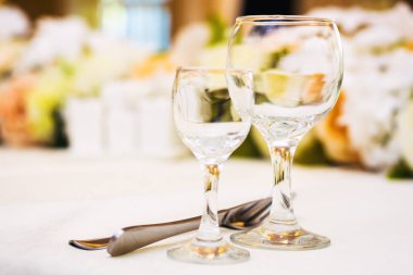 restoranda boş şarap bardakları