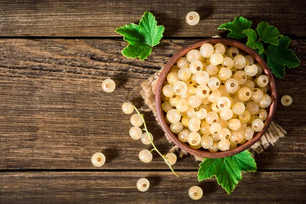 Fresh white currant in ceramic bowl on dark wooden background. — Stock Photo, Image