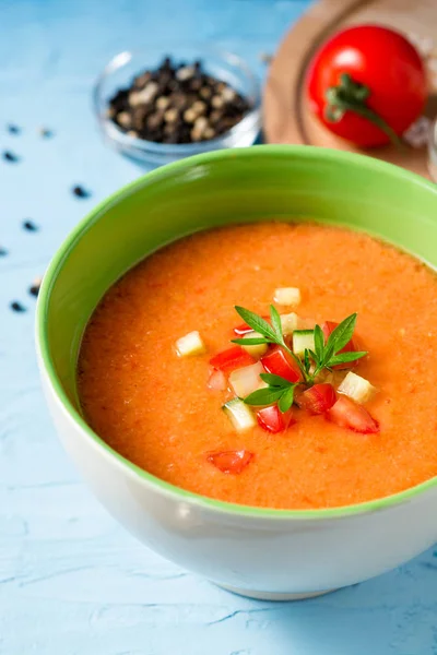 Gaspacho de soupe froide d'été au persil et légumes sur fond de béton bleu . — Photo