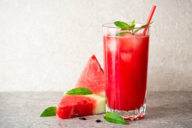 Buz ve cam gri taş zemin üzerine nane ile taze karpuz güler yüzlü