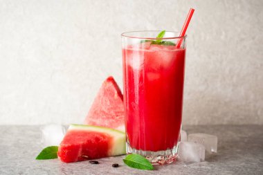 Buz ve cam gri taş zemin üzerine nane ile taze karpuz güler yüzlü