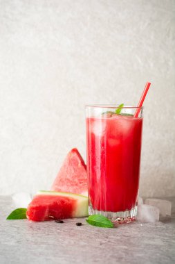 Buz ve cam gri taş zemin üzerine nane ile taze karpuz güler yüzlü