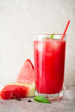 Buz ve cam gri taş zemin üzerine nane ile taze karpuz güler yüzlü