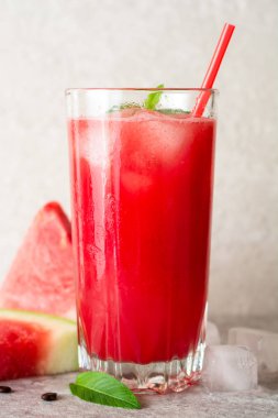 Buz ve cam gri taş zemin üzerine nane ile taze karpuz güler yüzlü