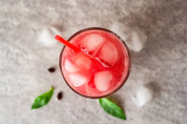 Batido de sandía fresca con hielo y menta en vidrio sobre fondo de piedra gris — Foto de Stock