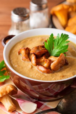 Mantar kremalı çorba chanterelles ve ahşap zemin üzerine maydanoz ile