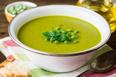 Yeşil bezelye çorbası kase ahşap tablo