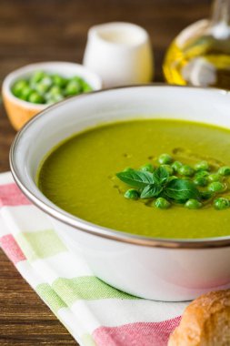 Yeşil bezelye çorbası kase ahşap tablo