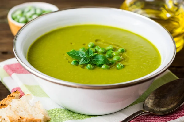 Yeşil bezelye çorbası kase ahşap tablo