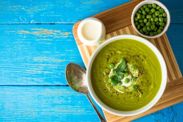 Yeşil bezelye çorbası kase ahşap tablo