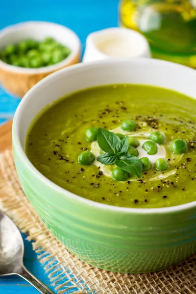 Yeşil bezelye çorbası kase ahşap tablo