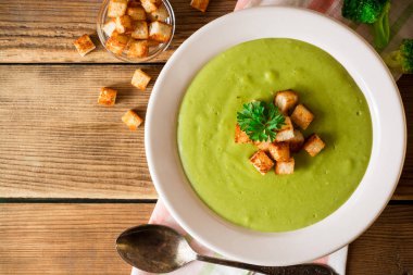 Rustik ahşap masa tabağa croutons Kremalı brokoli çorbası