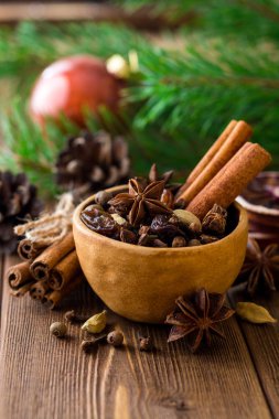 Baharat için mulled şarap seramik kase üzerinde ahşap masa ayarla.
