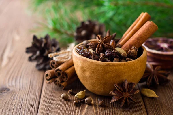 Baharat için mulled şarap seramik kase üzerinde ahşap masa ayarla.