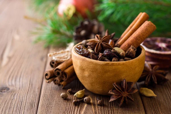 Baharat için mulled şarap seramik kase üzerinde ahşap masa ayarla.