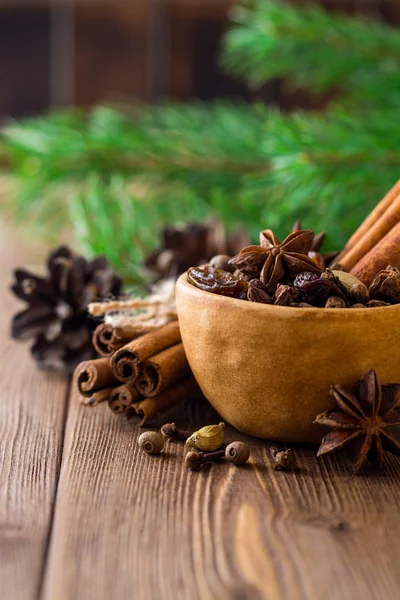 Baharat için mulled şarap seramik kase üzerinde ahşap masa ayarla.