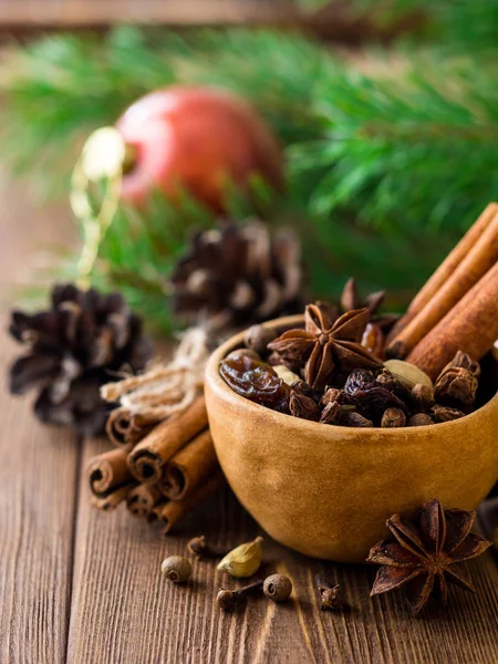 Baharat için mulled şarap seramik kase üzerinde ahşap masa ayarla.