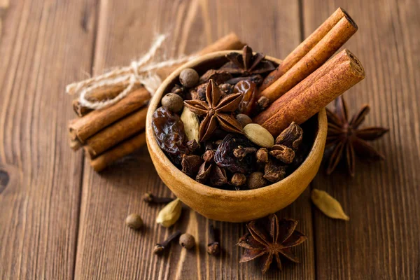 Baharat için mulled şarap seramik kase üzerinde ahşap masa ayarla.