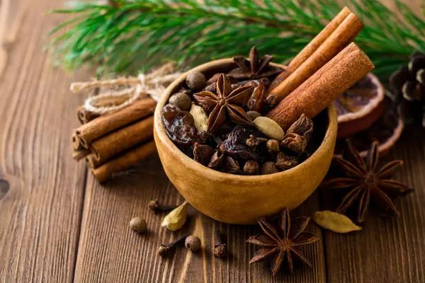 Gewürzset für Glühwein in Keramikschale auf Holztisch. — Stockfoto