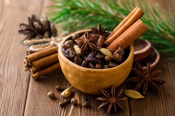 Baharat için mulled şarap seramik kase üzerinde ahşap masa ayarla.