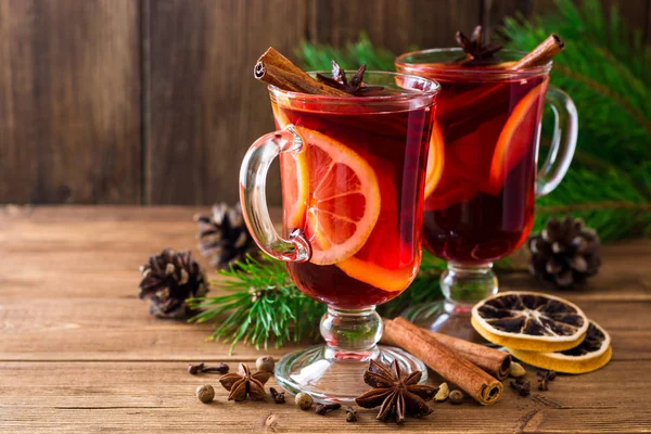 Noel mulled şarap ahşap arka plan üzerinde.