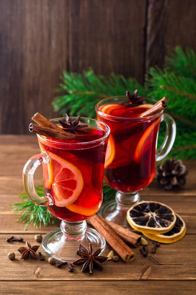 Noel mulled şarap ahşap arka plan üzerinde.