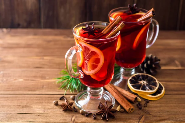 Vino caliente de Navidad sobre fondo de madera . — Foto de Stock