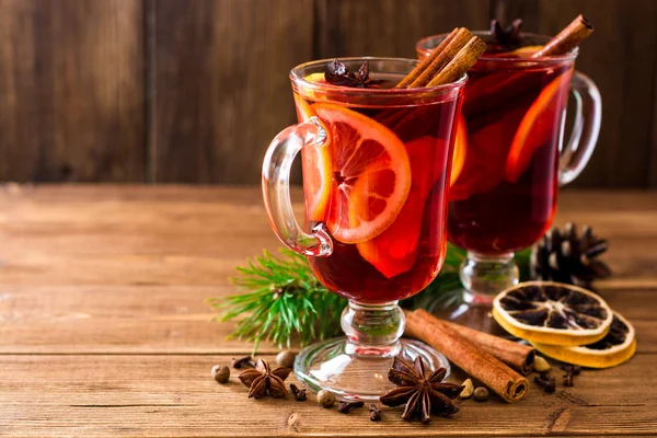 Noel mulled şarap ahşap arka plan üzerinde.