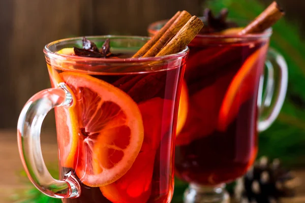 Noel mulled şarap ahşap arka plan üzerinde.